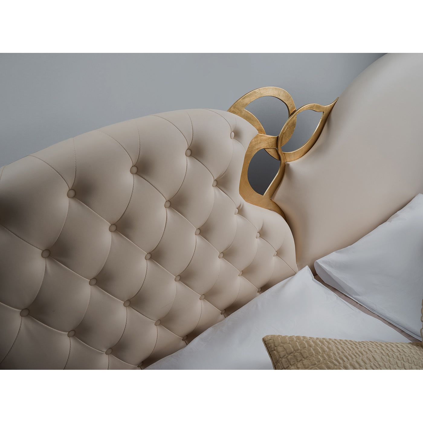 Pat MARILYN, piele ecologica crem, cu somiera metalica fixa, 215x223x118 cm