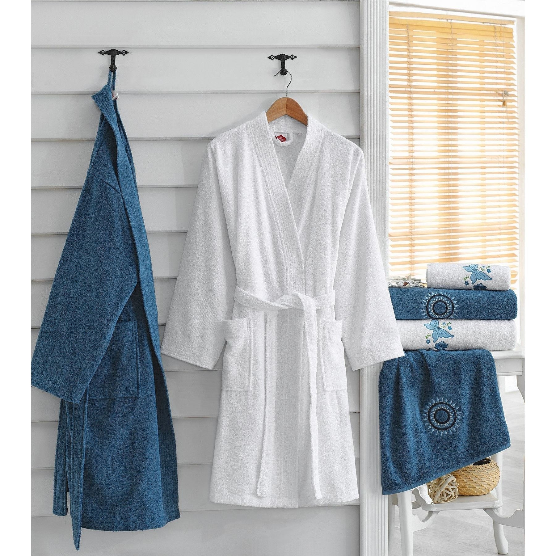 Set de baie de familie Nakisli Aile, format din halat pentru femei S/M, halat pentru barbati M/L, 2 prosoape mici si 2 prosoape mari, bumbac, alb/albastru