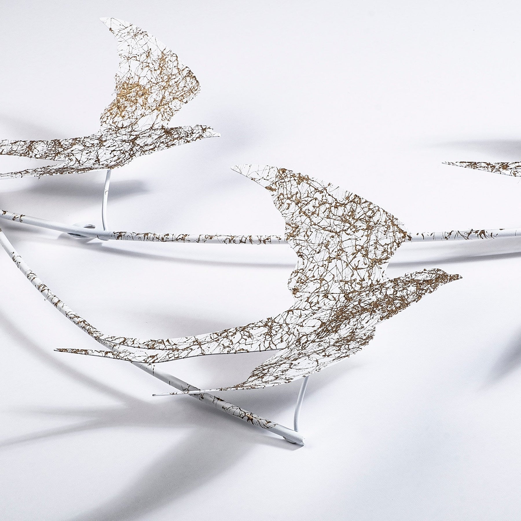 Decoratiune perete Wallow 6, alb/auriu, metal, 70x42 cm