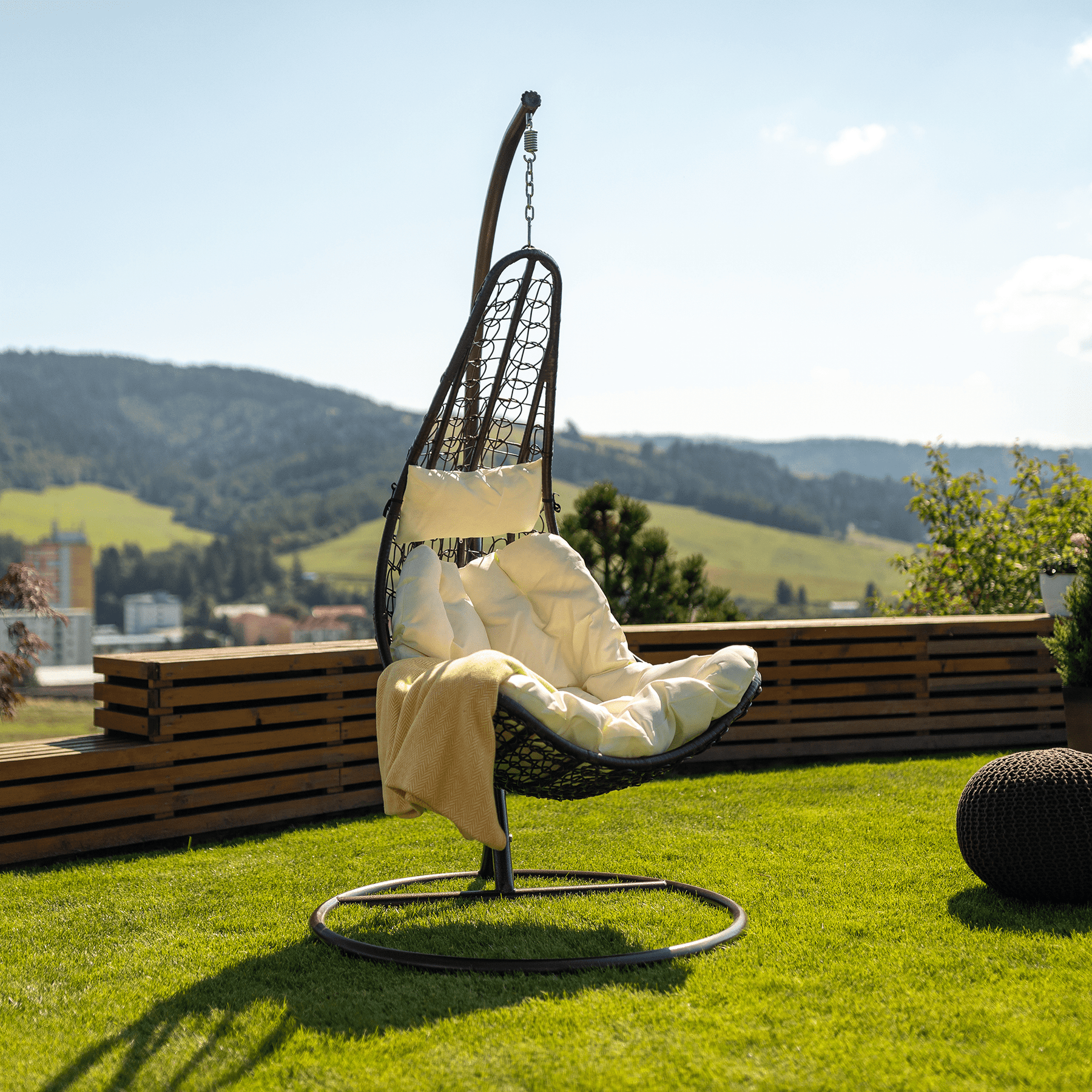 Balansoar suspendat KALEA 2 NEW, maro/crem, 105x105x195 cm.