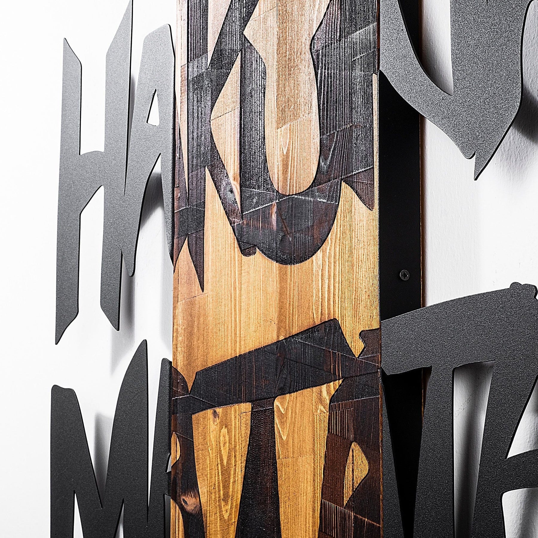 Decoratiune perete Hakuna Matata 5, negru/nuc, lemn/metal, 77x3x58 cm