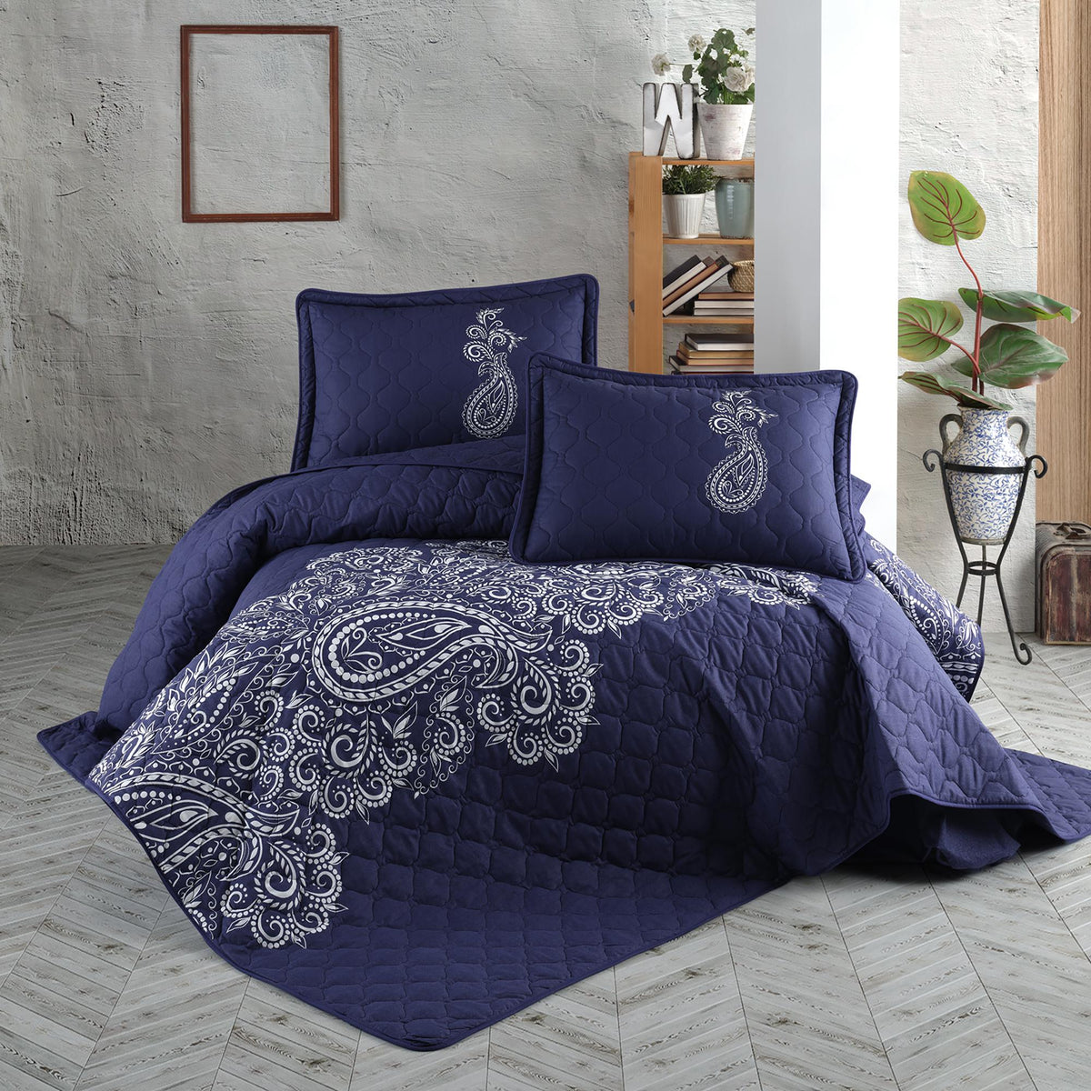 Set cuvertura matlasata pat dublu NILLA V1, albastru inchis/alb, bumbac, 240x260 cm, cu 2 fete de perna