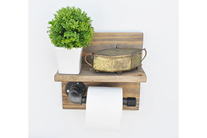 Set rustic de accesorii pentru baie din lemn și elemente naturale, care include suport pentru hârtia igienică și rafturi mici pentru obiecte decorative sau plante.