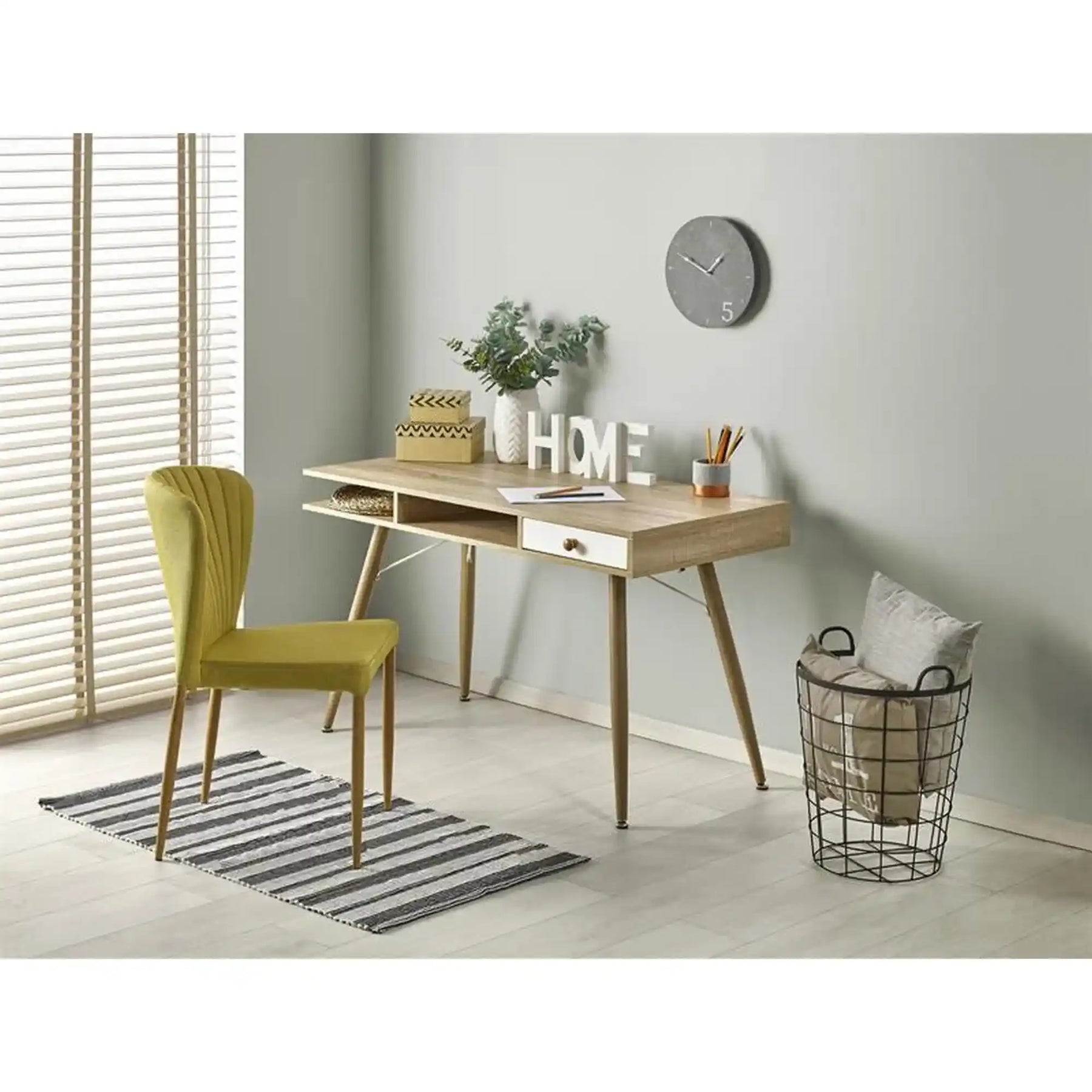 Birou modern din stejar sonoma și alb, cu scaun galben într-un living luminos – primabucata