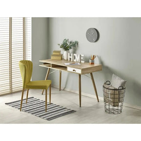 Birou modern din stejar sonoma și alb, cu scaun galben într-un living luminos – primabucata