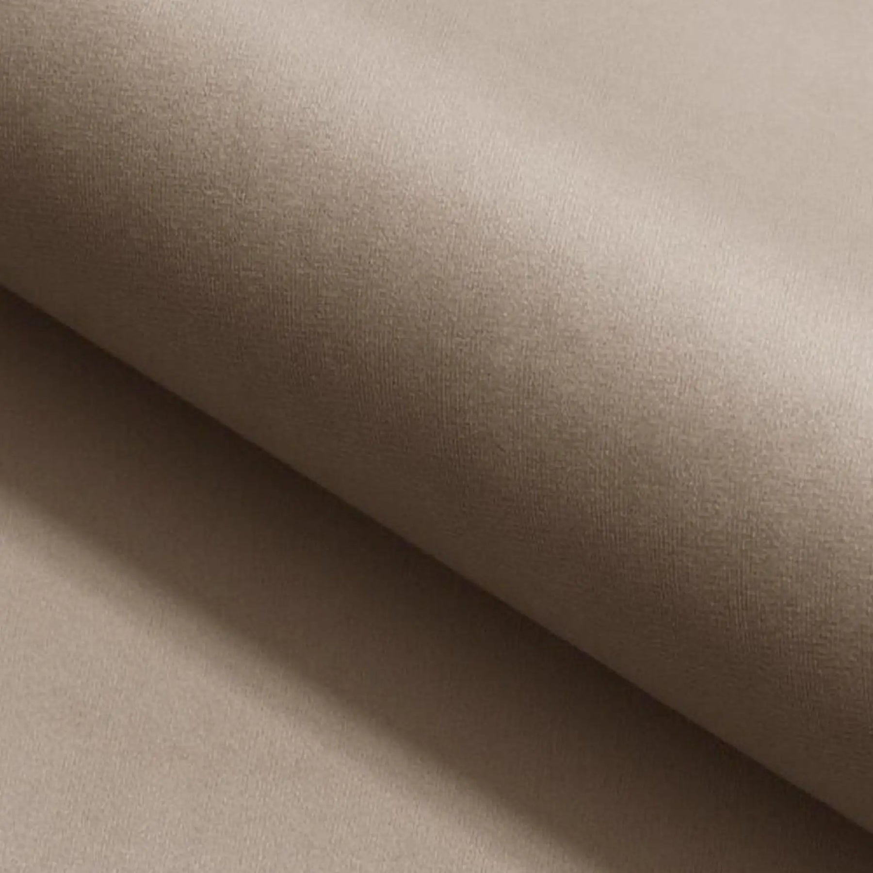 Canapea bej din material textil, ideală pentru living – primabucata