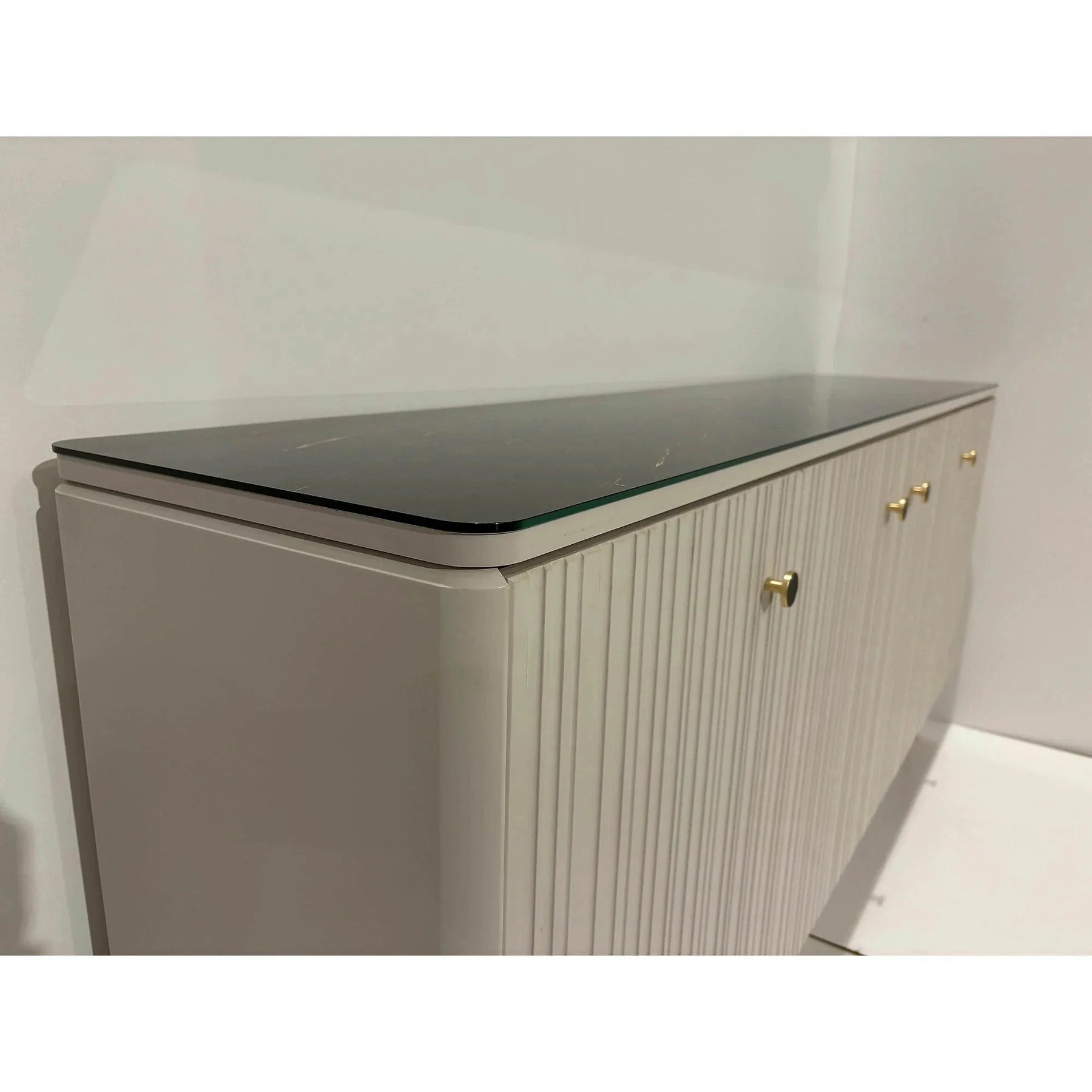Comoda SIERRA SR8, PAL laminat/MDF/sticlă, casmir/negru cu efect de marmura/auriu, 185×39×86 cm