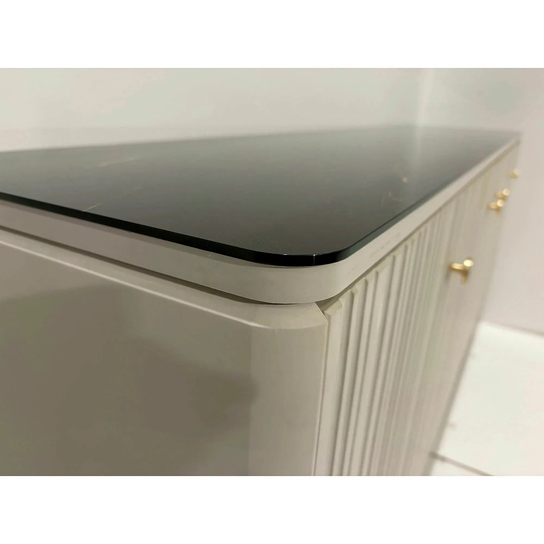 Comoda SIERRA SR8, PAL laminat/MDF/sticlă, casmir/negru cu efect de marmura/auriu, 185×39×86 cm