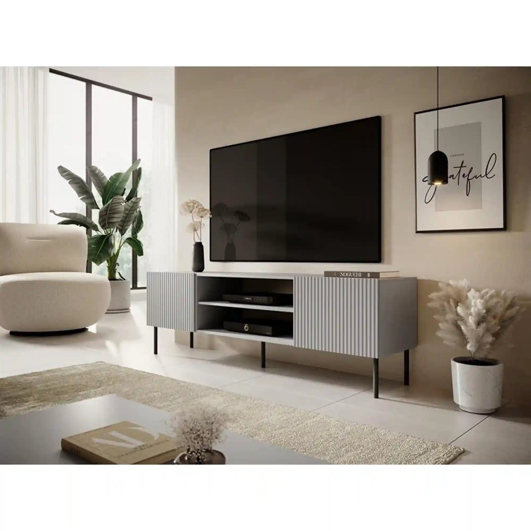 Comodă TV gri mat cu detalii negre într-un living modern – primabucata
