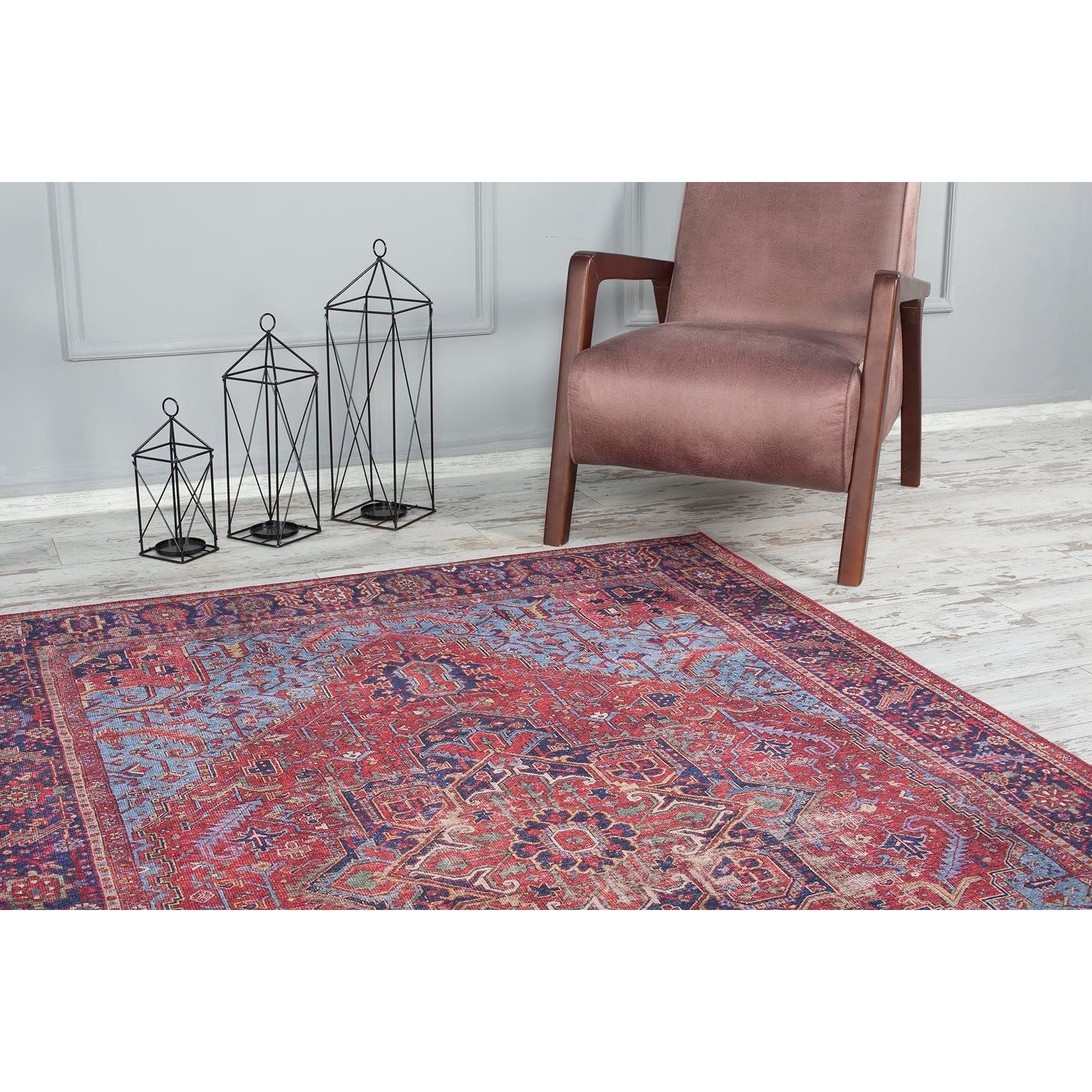 Covor caramiziu cu motive decorative, amplasat lângă un fotoliu modern – primabucata