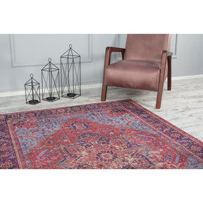 Covor caramiziu cu motive decorative, amplasat lângă un fotoliu modern – primabucata