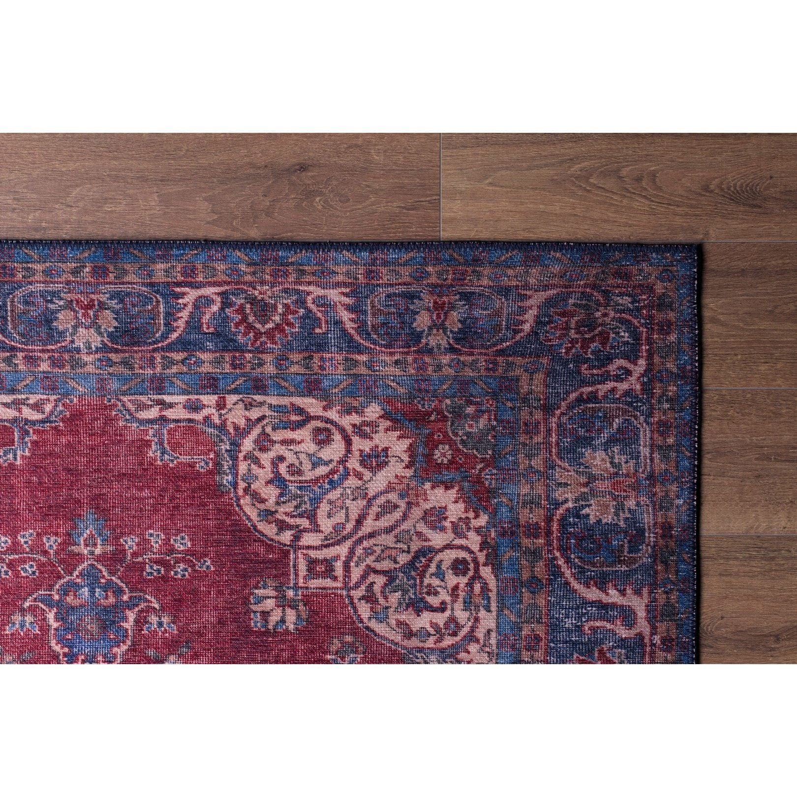 Covor multicolor cu motive tradiționale, ideal pentru living – primabucata
