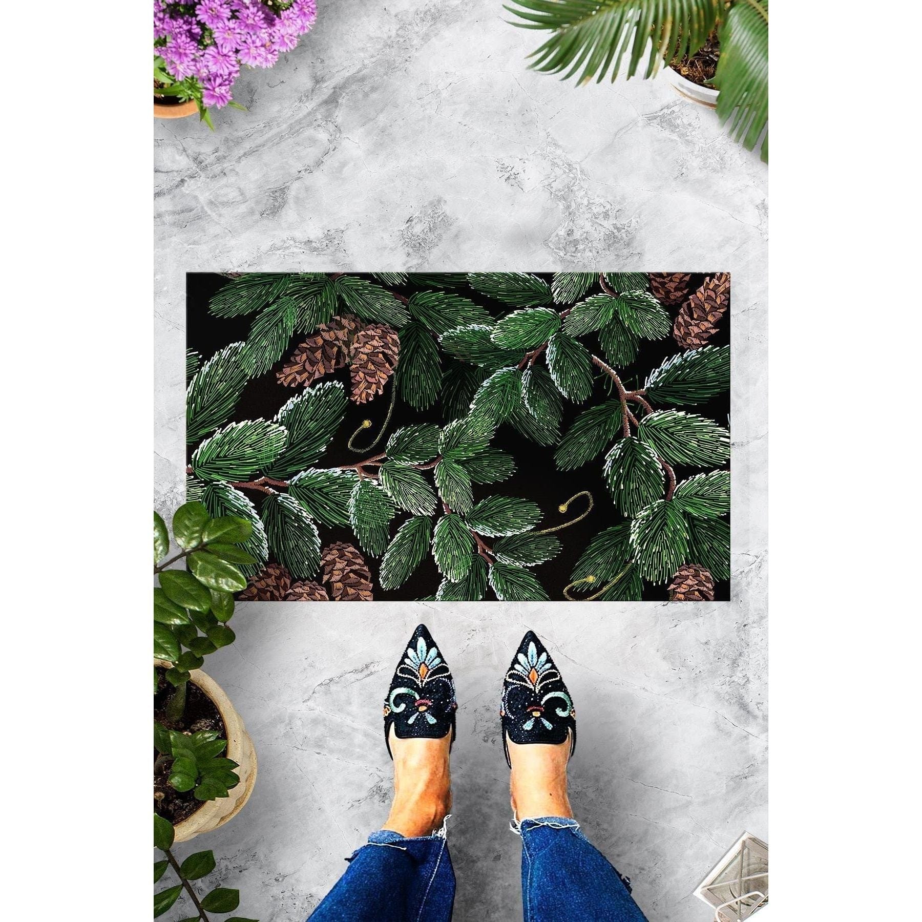 Covor intrare verde cu model de conuri și frunze, ideal pentru un decor modern – primabucata