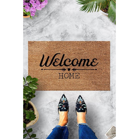 Covor intrare maro cu mesaj „Welcome Home” pe o suprafață modernă – primabucata