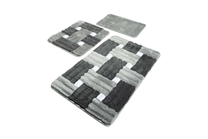 Covor practic pentru baie, în design geometric modern, în tonuri variate de gri și alb, care oferă confort și previne alunecarea.