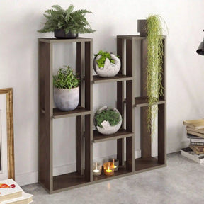 Etajeră din nuc, decorată cu plante, într-un living modern – primabucata