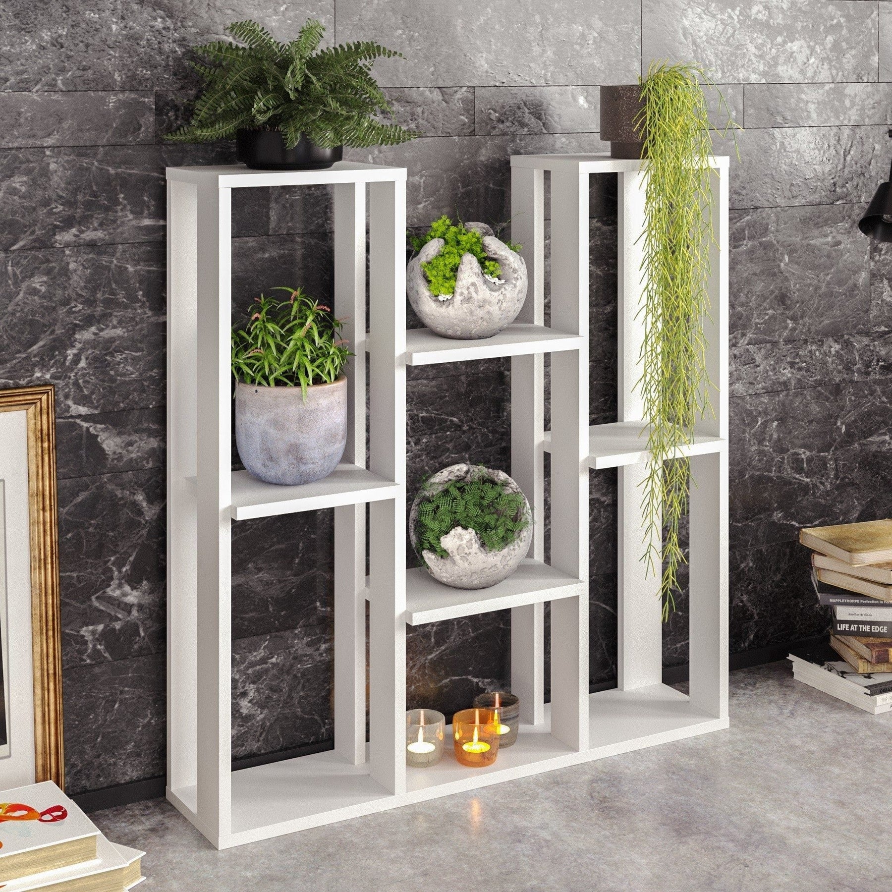Etajeră albă modernă, decorată cu plante, într-un living elegant – primabucata