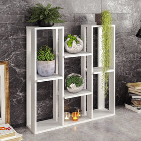 Etajeră albă modernă, decorată cu plante, într-un living elegant – primabucata