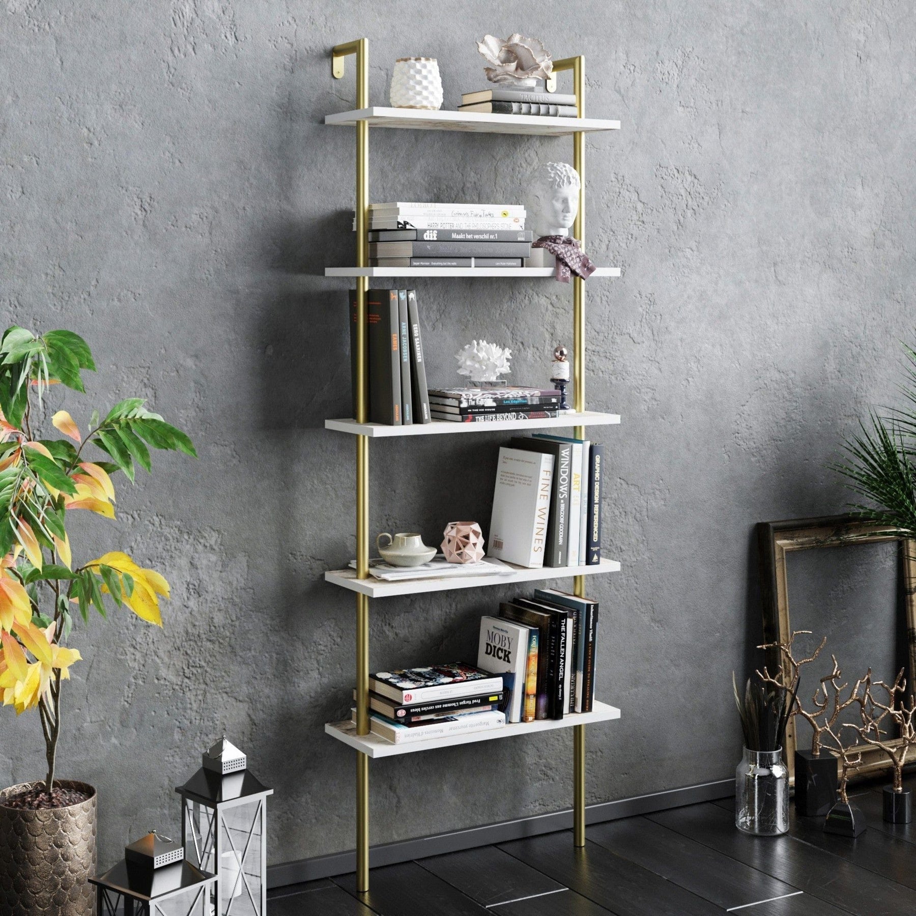 Etajeră albă cu detalii aurii, decorată cu cărți și obiecte de decor – primabucata