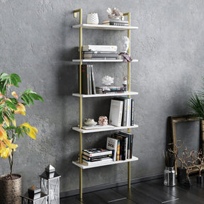 Etajeră albă cu detalii aurii, decorată cu cărți și obiecte de decor – primabucata