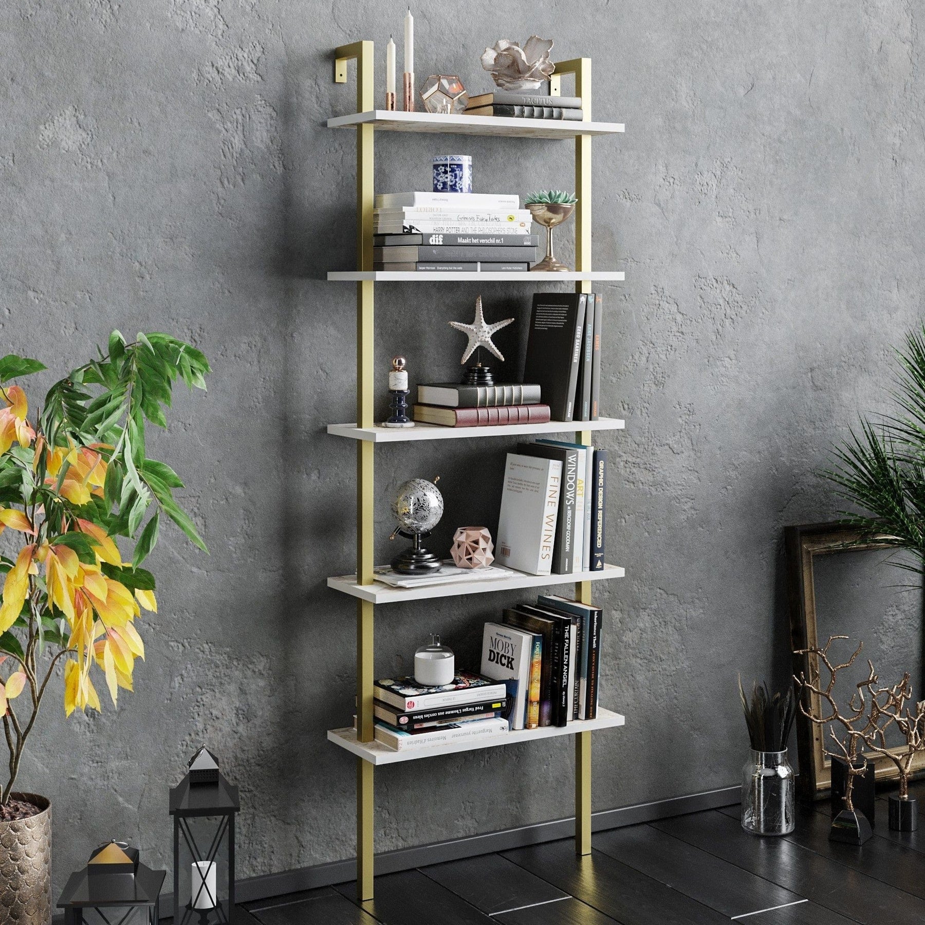 Etajeră albă cu detalii aurii, decorată cu cărți și obiecte decorative – primabucata