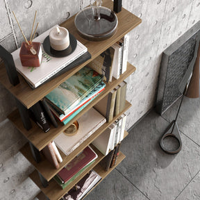 Etajeră neagră cu rafturi din nuc, decorată cu cărți și obiecte de decor – primabucata