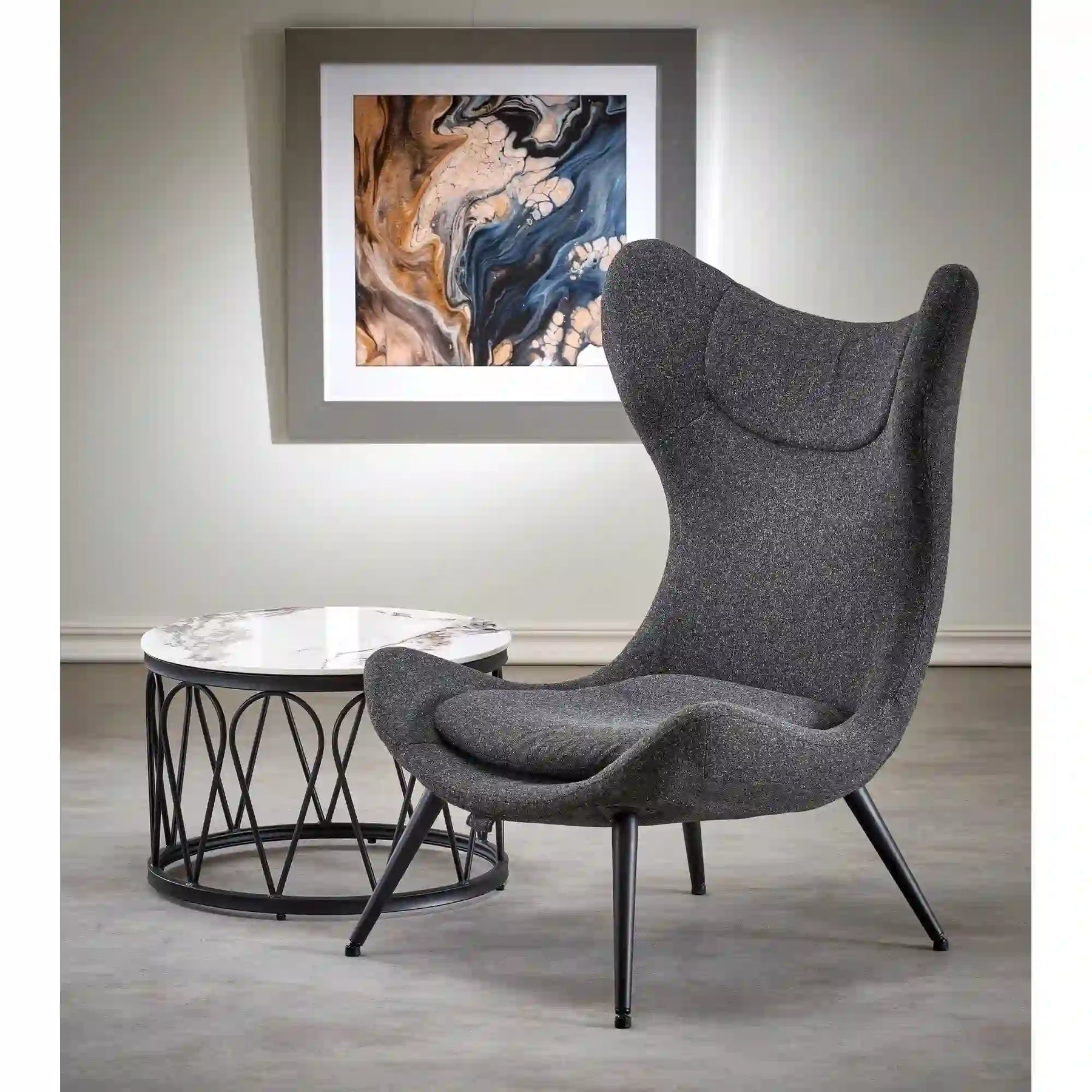 Fotoliu gri antracit modern, ideal pentru living, alături de măsuță elegantă – primabucata