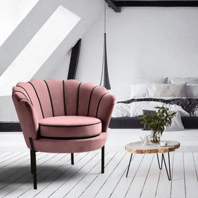 Fotoliu roz cu design elegant într-un living modern – primabucata