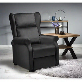 Fotoliu recliner negru într-un living modern, alături de o masă de cafea – primabucata