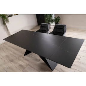 Masă extensibilă neagră, modernă, în living elegant – primabucata