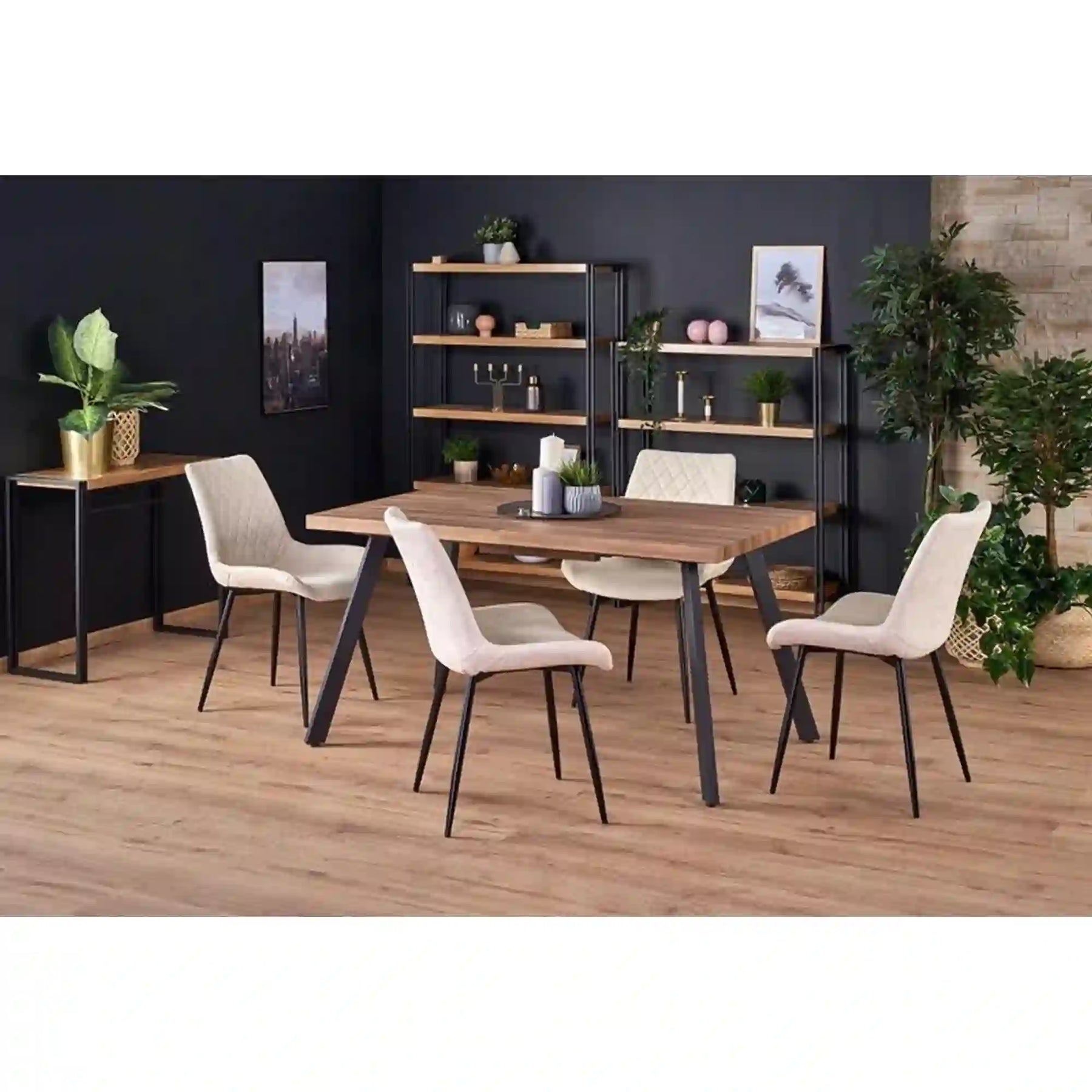Masă extensibilă stejar/negru într-un living modern, alături de scaune elegante – primabucata