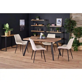 Masă extensibilă stejar/negru într-un living modern, alături de scaune elegante – primabucata