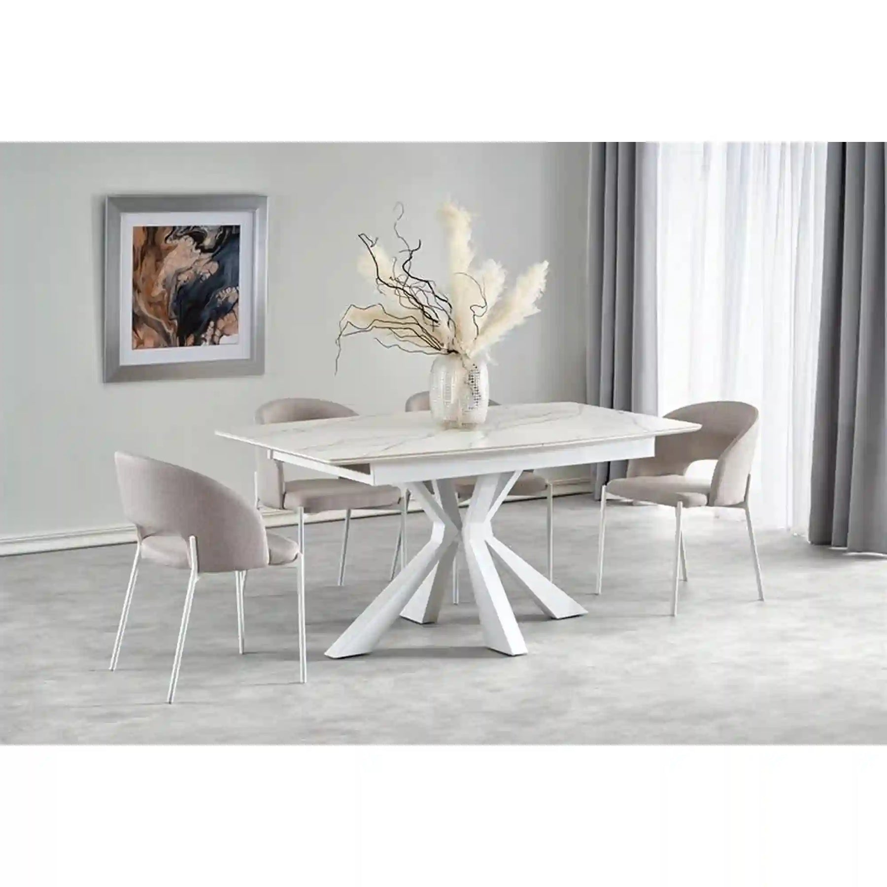Masă extensibilă albă într-un living modern, alături de scaune elegante – primabucata