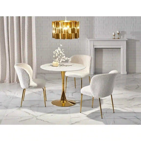 Masă albă cu detalii aurii, în living elegant, alături de scaune moi – primabucata