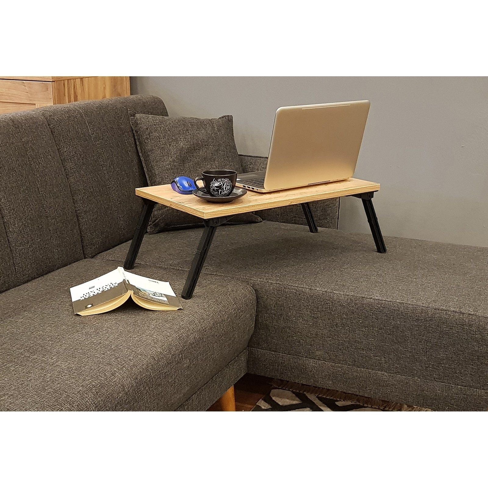 Masă birou din stejar și negru, ideală pentru laptop, pe o canapea confortabilă – primabucata