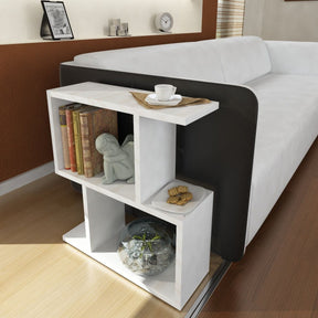 Măsuță albă modernă, cu rafturi pentru cărți și decor, lângă canapea – primabucata