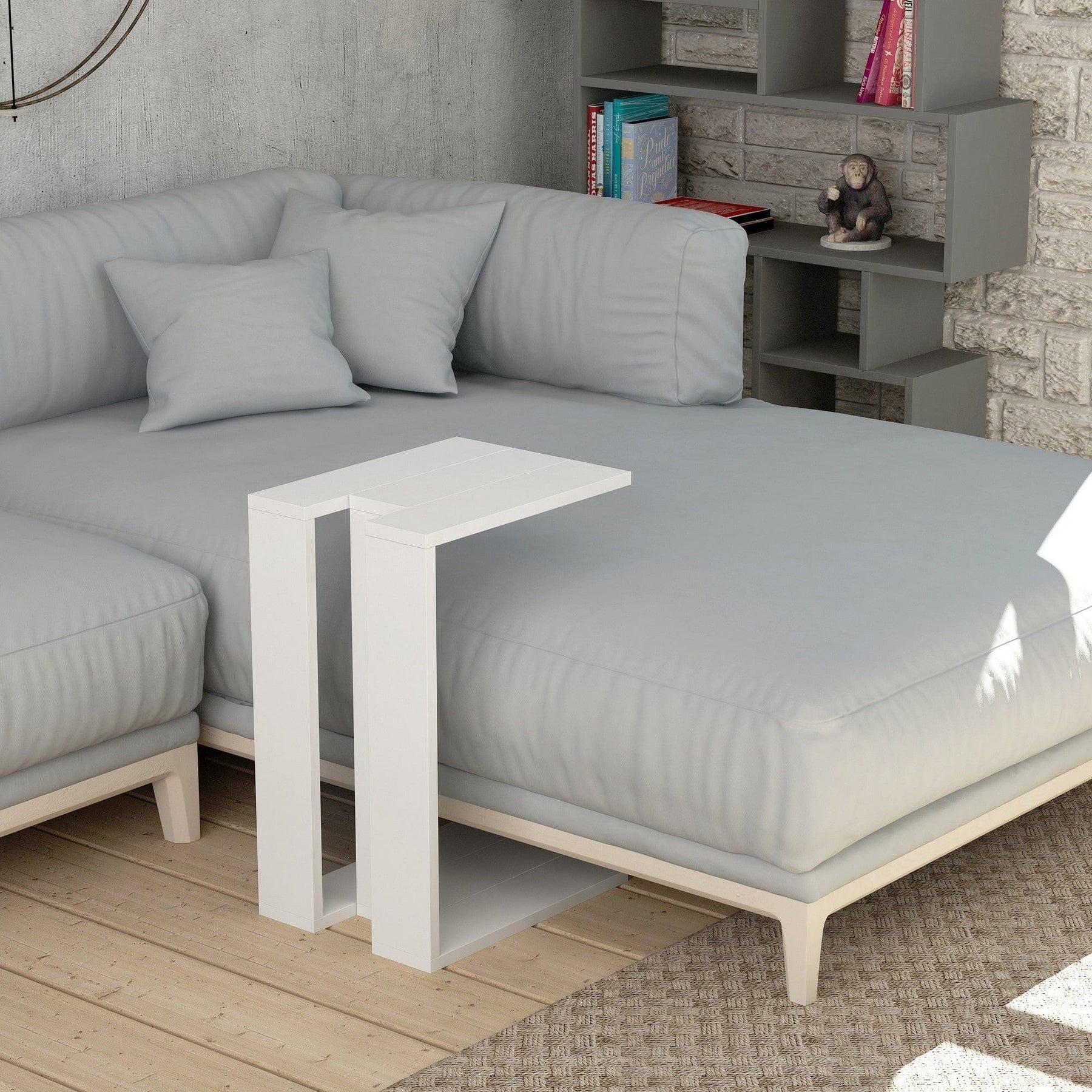 Măsuță albă modernă, ideală pentru living, alături de canapea – primabucata