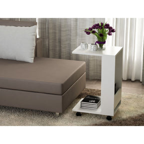 Măsuță albă modernă lângă canapea într-un living elegant – primabucata