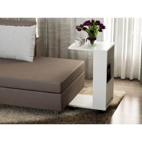 Măsuță albă modernă, ideală pentru living, alături de canapea – primabucata