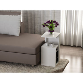 Masă albă modernă lângă canapea într-un living elegant – primabucata