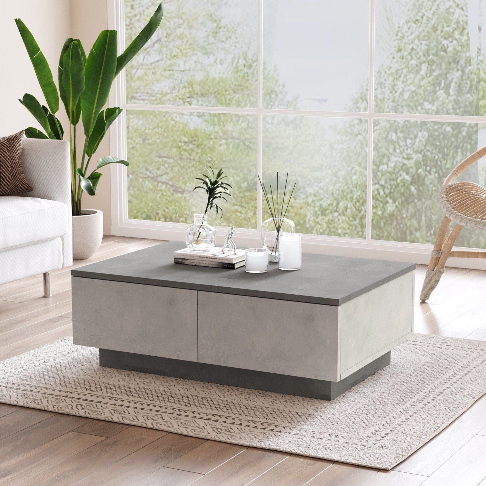Măsuță de cafea gri deschis într-un living modern, cu detalii elegante – primabucata