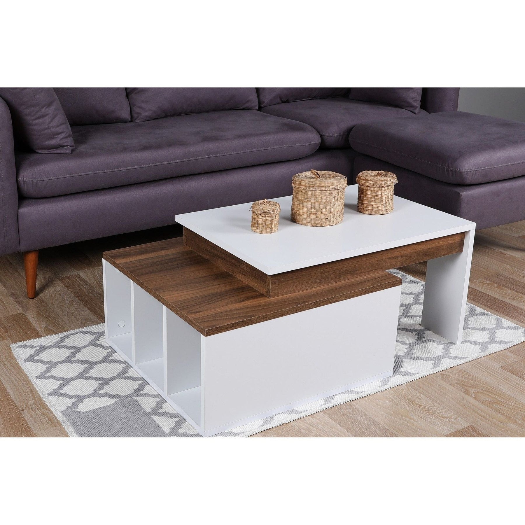 Masă de cafea albă cu detalii din lemn, perfectă pentru un living modern – primabucata
