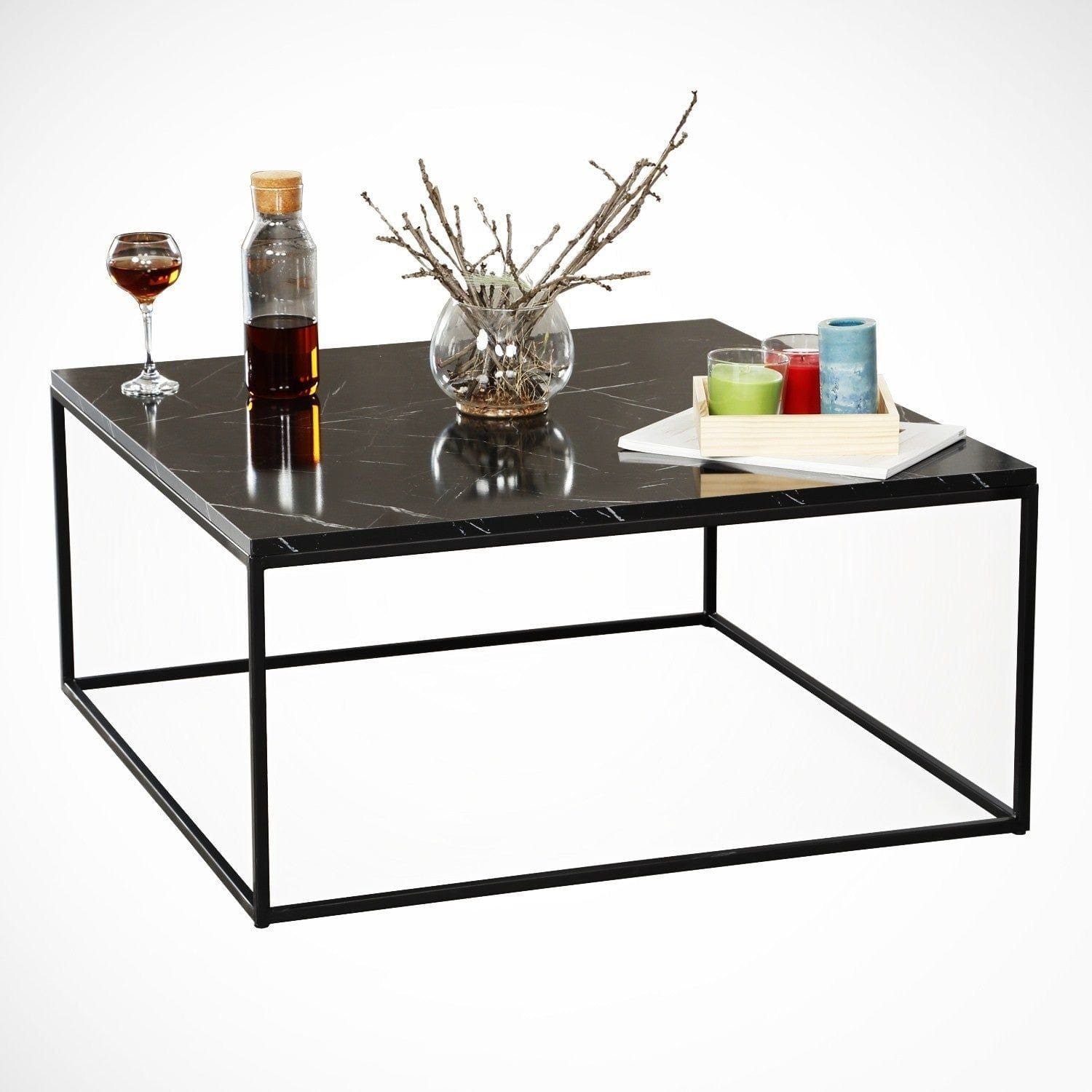 Masă de cafea neagră cu design modern, decorată cu băuturi și lumânări – primabucata