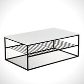 Masă de cafea albă cu detalii negre, ideală pentru un living modern – primabucata