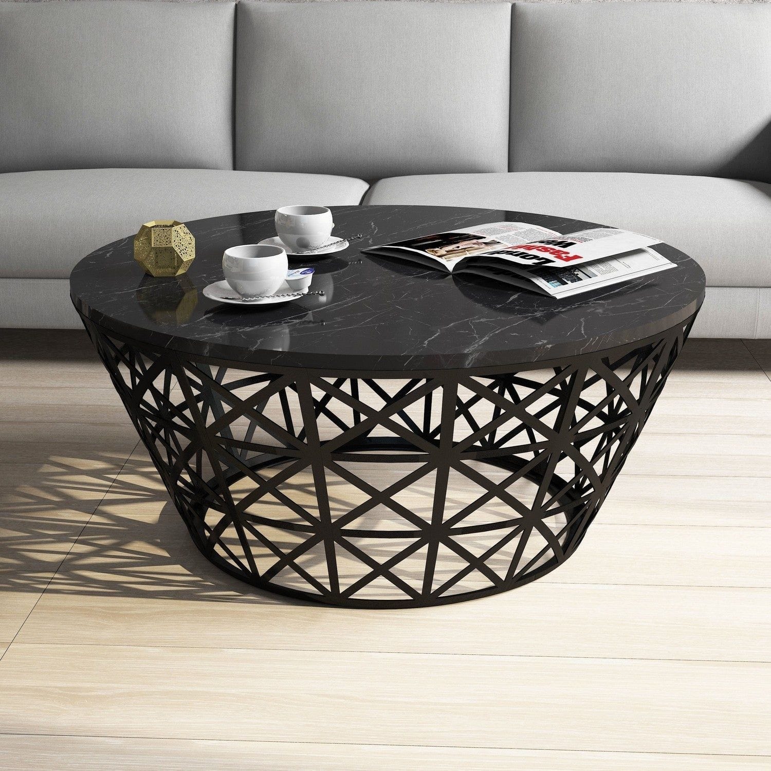 Masă de cafea neagră cu blat din marmură, perfectă pentru un living modern – primabucata