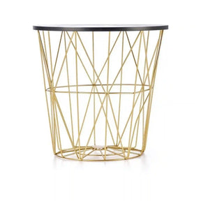 Măsuță de cafea neagră cu detalii aurii, ideală pentru un living modern – primabucata