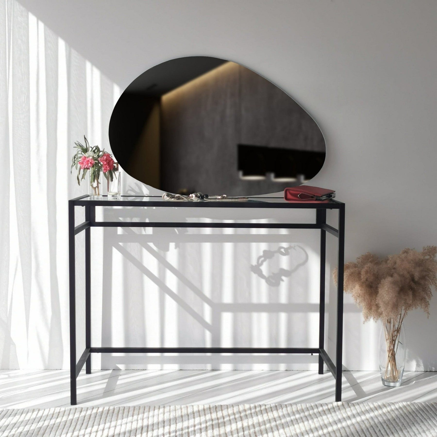 Oglindă perete cu formă organică, amplasată pe un console modern în living – primabucata