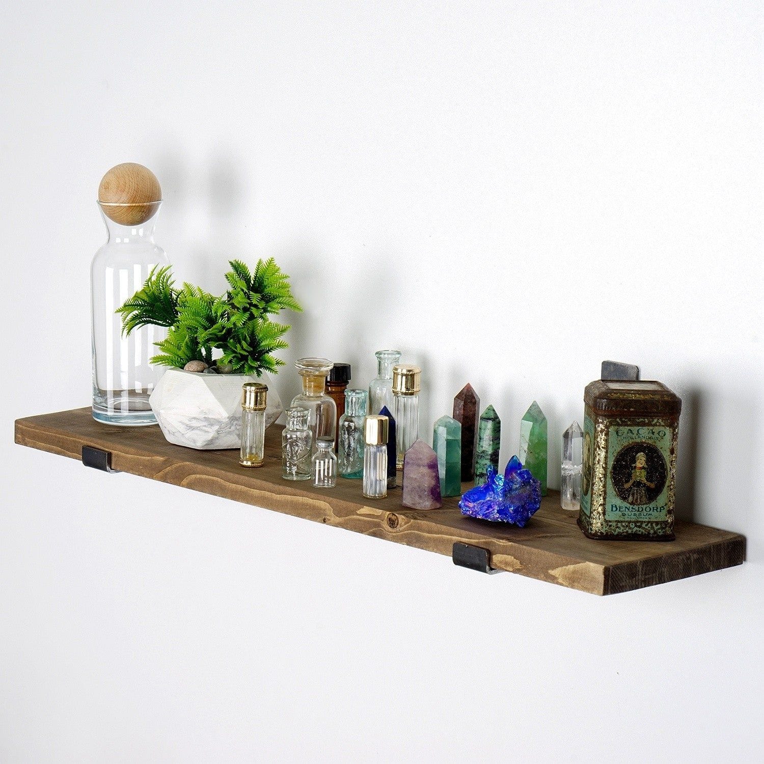 Poliță din nuc, decorată cu sticle și plante, ideală pentru living – primabucata