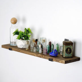 Poliță din nuc, decorată cu sticle și plante, ideală pentru living – primabucata