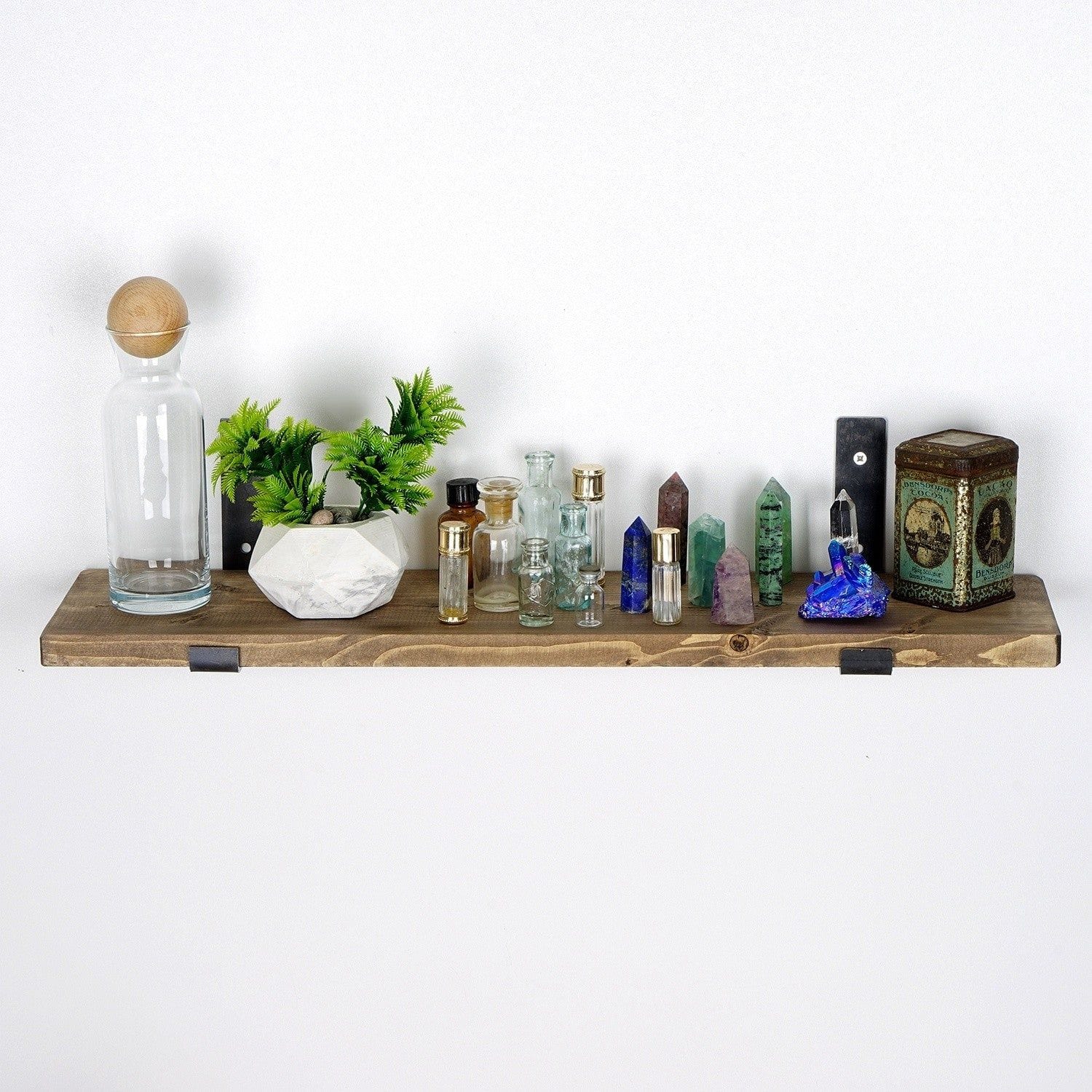 Poliță din nuc, decorată cu plante și sticle, ideală pentru living – primabucata